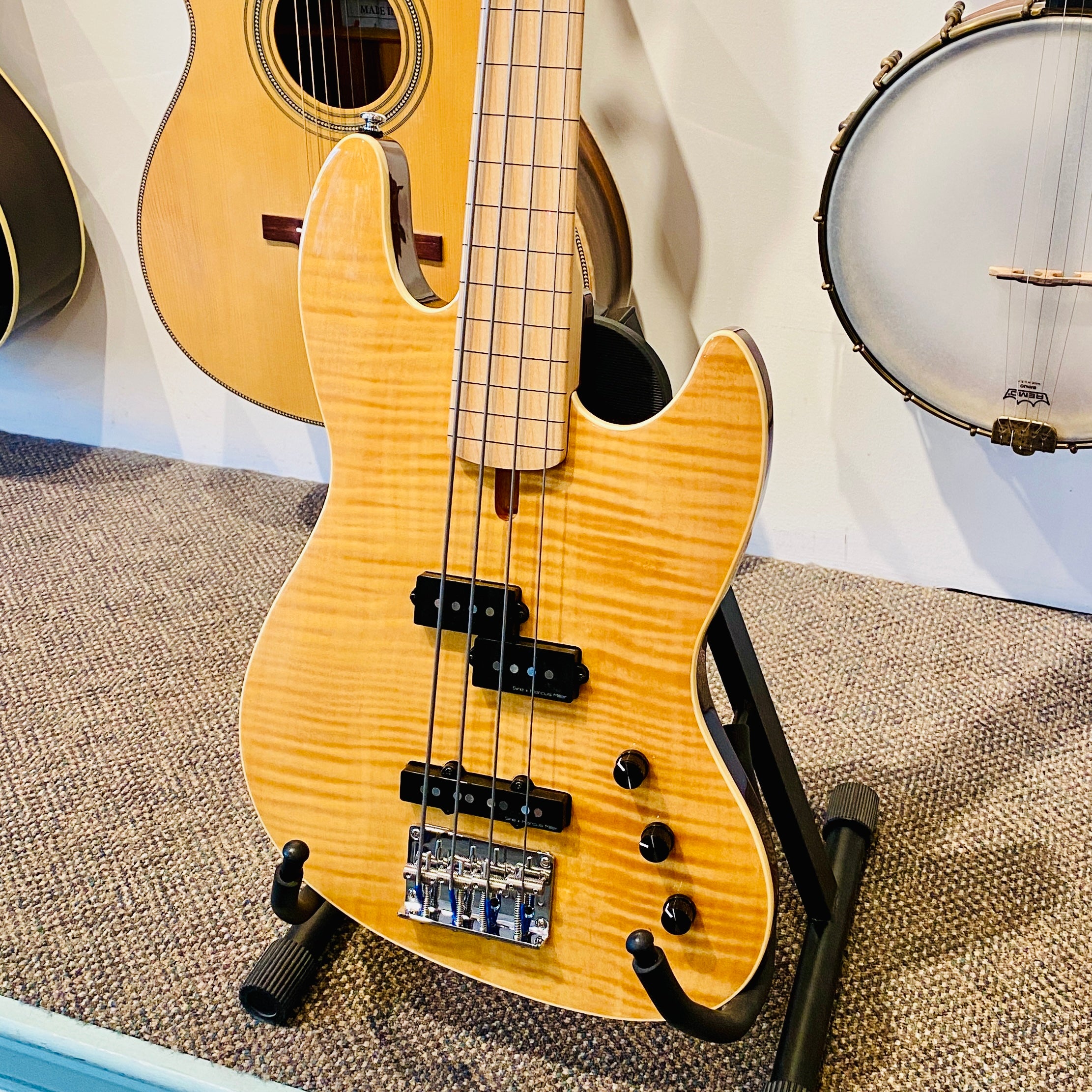 Sire Marcus Miller U5 4 String Short Scale fretless Bass Guitar [USED]