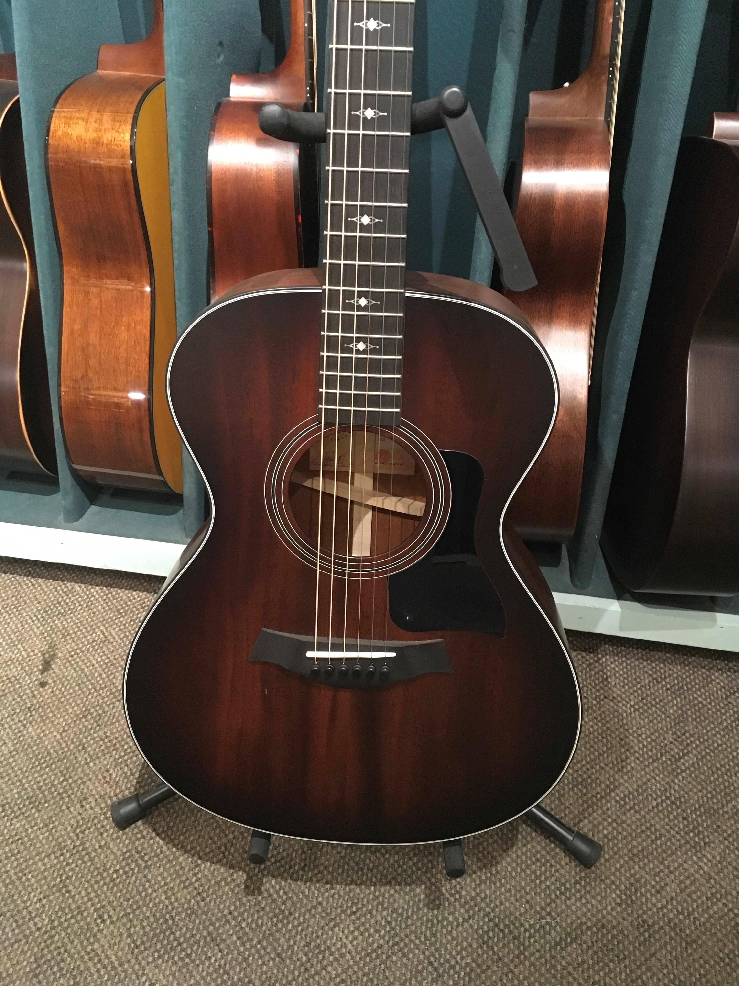 テイラー Taylor 322ce Blackwood Narrow Nut 楽天市場】Taylor（テイラー）322ce 12-Fret Blackwood V-Class